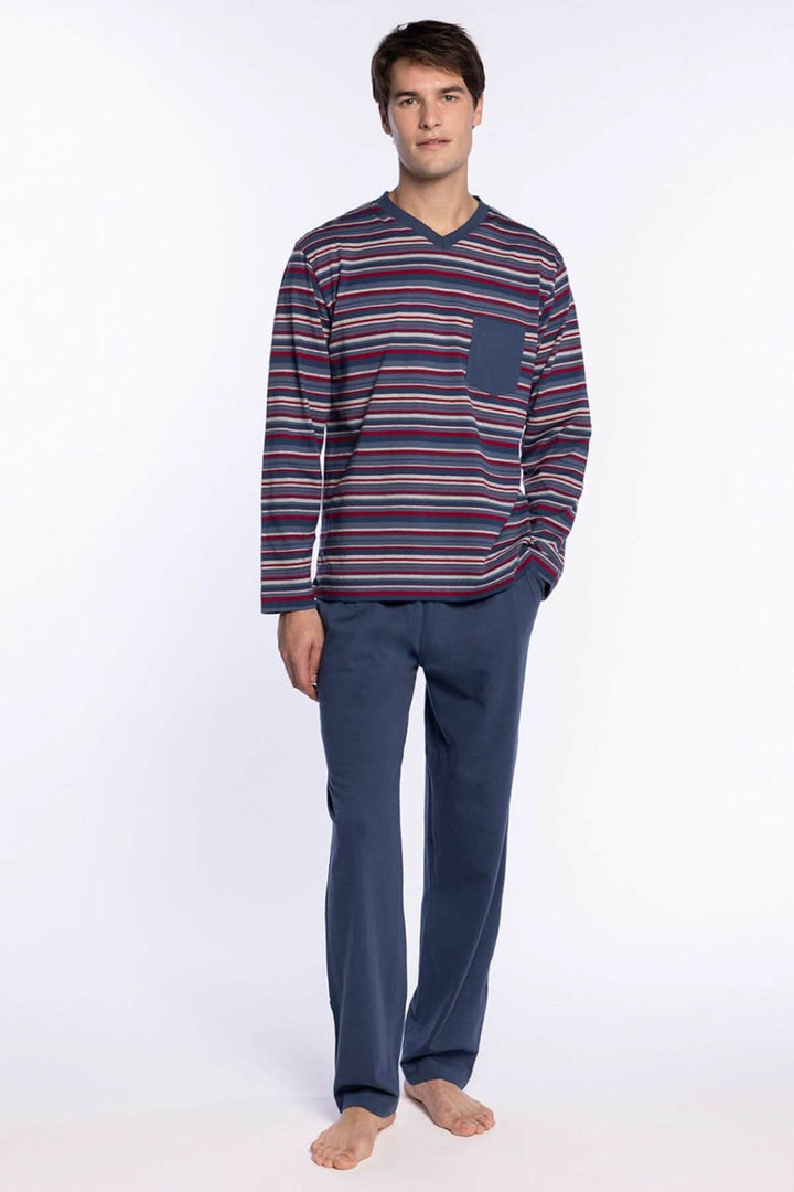 Homme portant Pyjama Long en Coton à Rayures – Style Rétro avec haut à rayures multicolores et pantalon uni bleu.