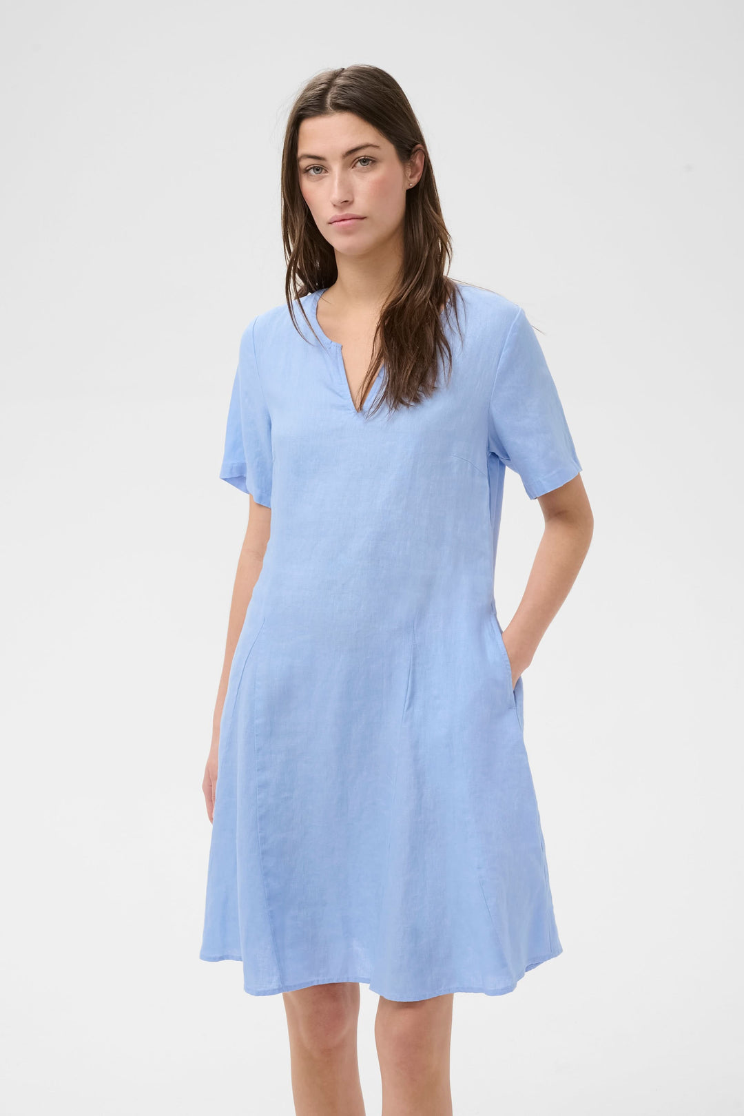 Robe Aminasa bleue à la coupe fluide avec encolure en V, parfaite pour une allure naturelle et élégante.