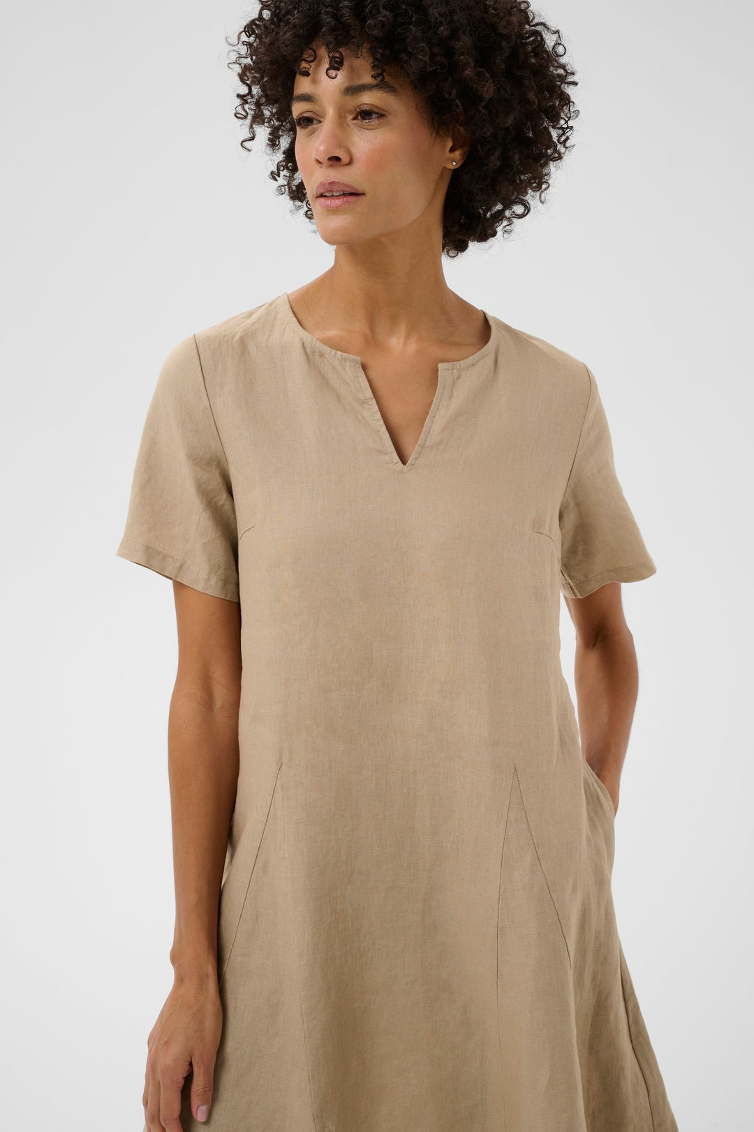 Robe Aminasa en lin beige avec encolure en V et manches courtes pour une élégance naturelle et confort optimal. Parfaite pour l'été.
