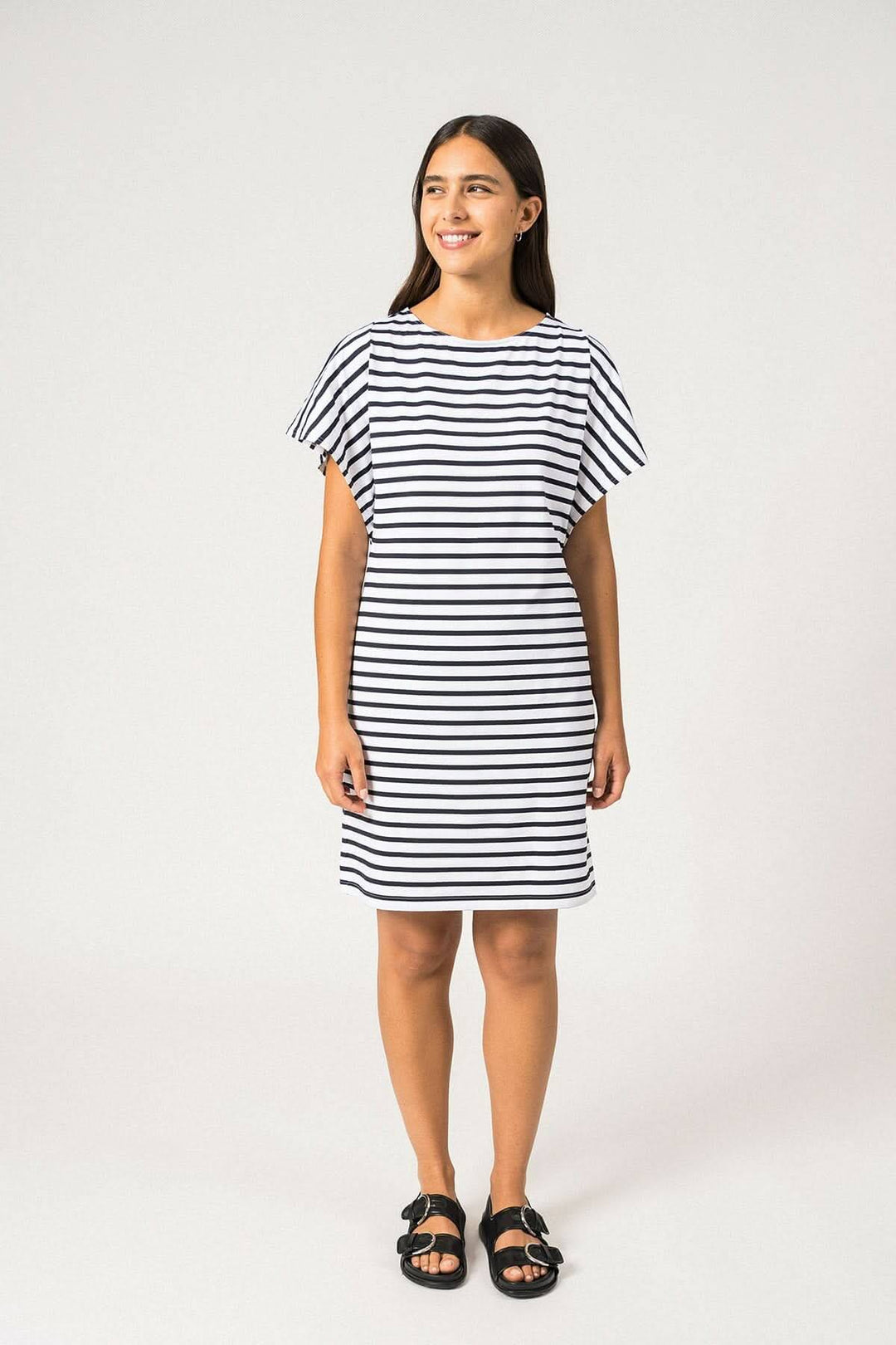 Robe Cassis rayée, légère et anti-UV, manches chauve-souris, parfaite pour l'été et les journées ensoleillées.