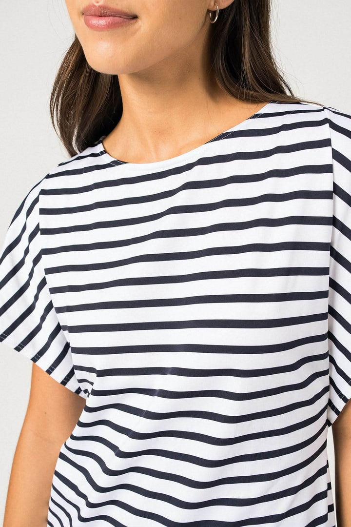 Robe CASSIS rayée, légère et anti-UV, parfaite pour les journées ensoleillées.
