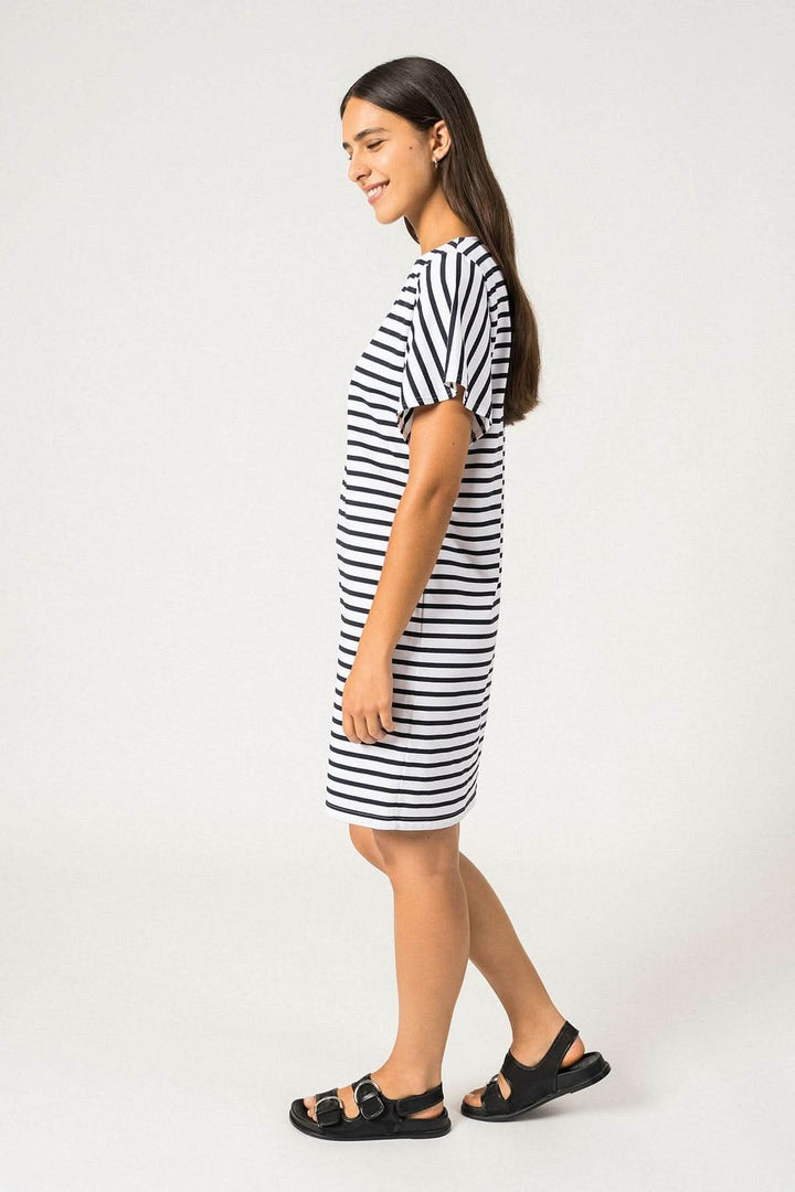 Robe Cassis à rayures bretonnes, légère et chic, idéale pour journées ensoleillées et promenades.