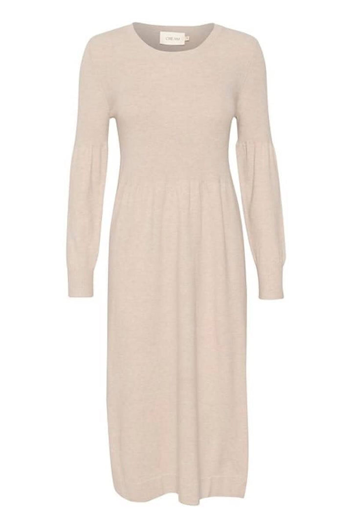 Robe Dela beige mi-mollet, manches longues amples, encolure ronde, style décontracté.