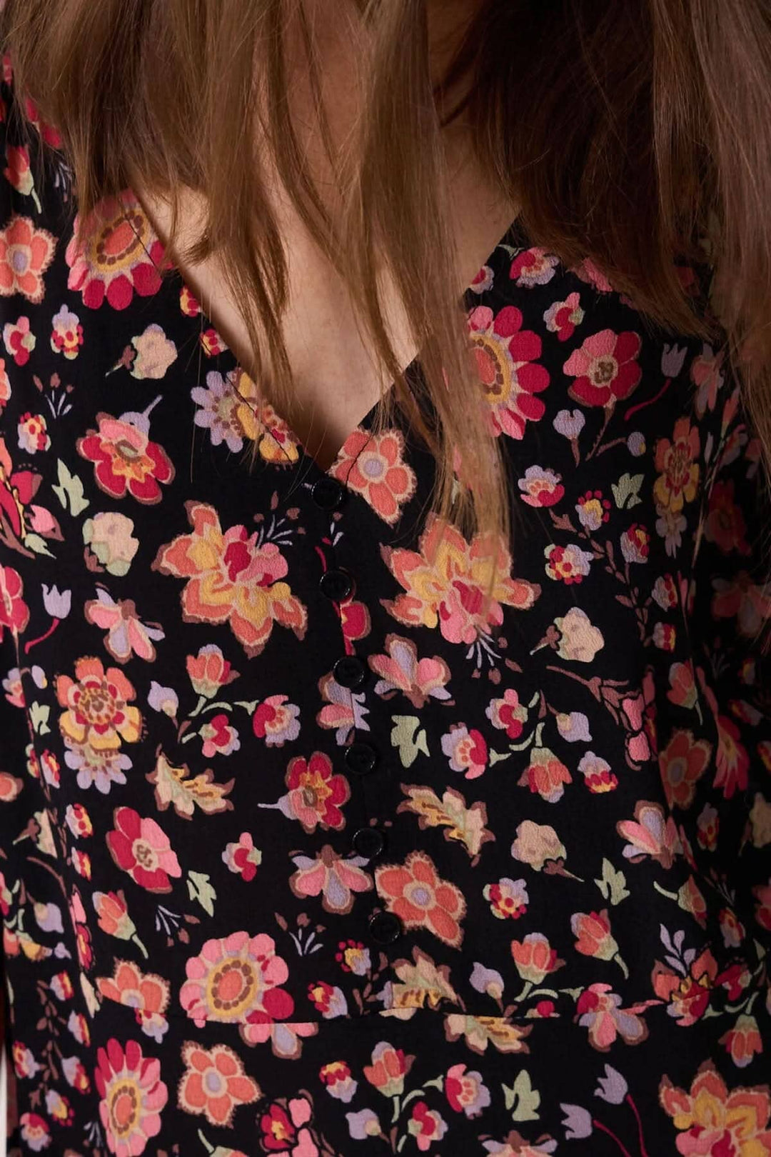 Détails de la robe Eliota Windy avec un imprimé floral coloré et un décolleté en V, parfaite pour l&