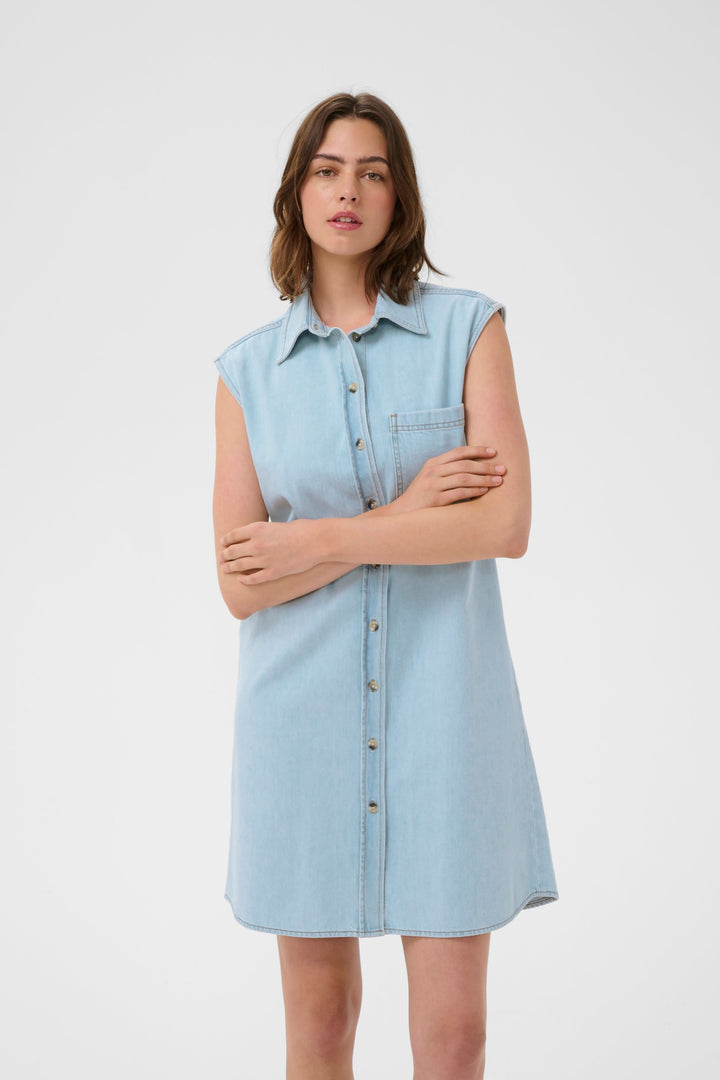 Robe Elly chemise sans manches en lyocell avec coupe droite, idéale pour un look utilitaire moderne et décontracté.