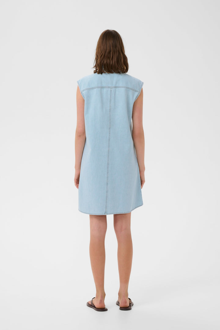 Vue arrière de la Robe Elly chemise sans manches en tissu léger, coupe droite, idéale pour un look décontracté au quotidien.