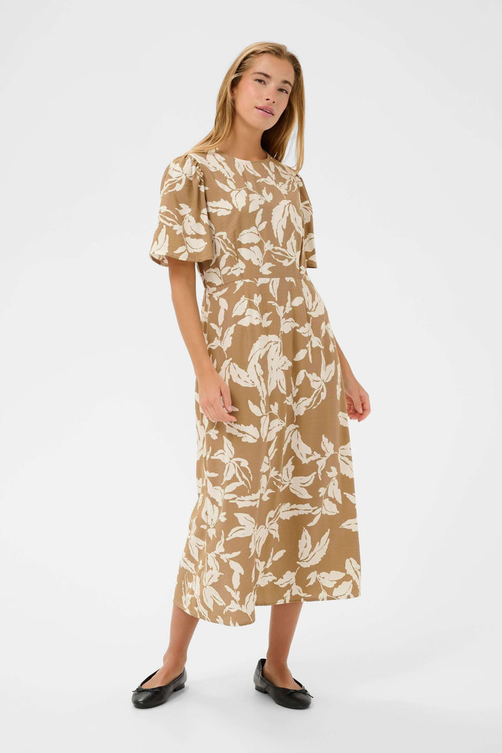 Robe Marlo midi fluide à imprimé végétal avec encolure ronde, manches courtes, et taille marquée pour une élégance naturelle.