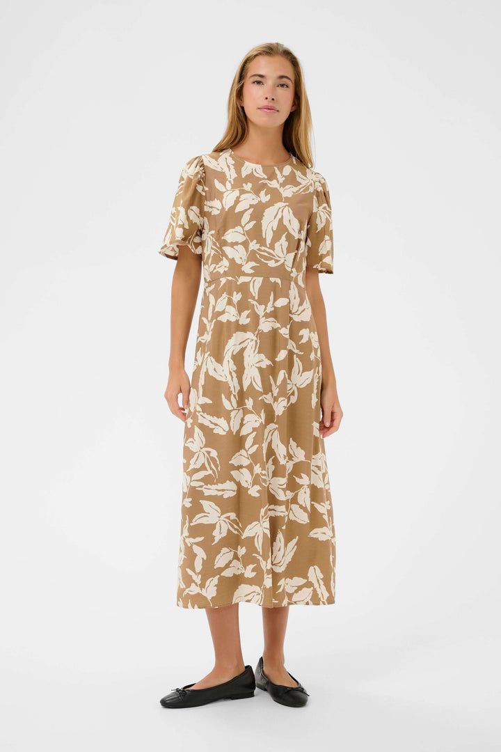 Robe Marlo midi fluide à imprimé végétal avec encolure ronde et manches courtes, idéale pour un style élégant et naturel.