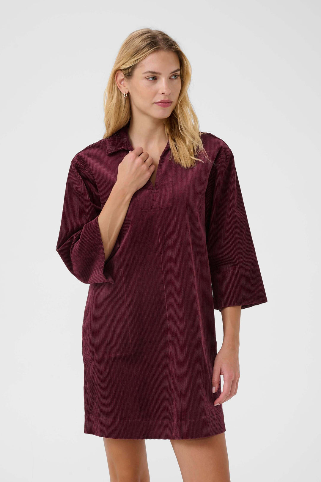 Robe Sharri en velours côtelé avec manches trois-quarts et encolure en V pour un style décontracté-chic et confortable.