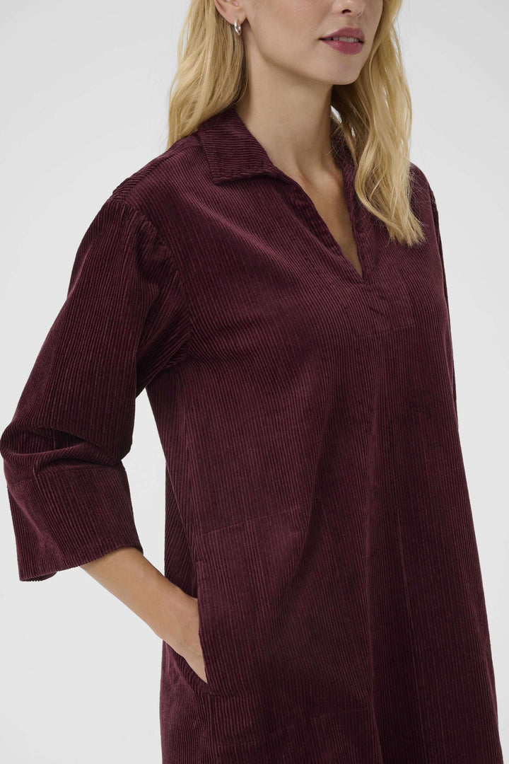 Robe Sharri en velours côtelé pour un style décontracté-chic, avec manches trois-quarts et encolure en V, idéale en mi-saison.