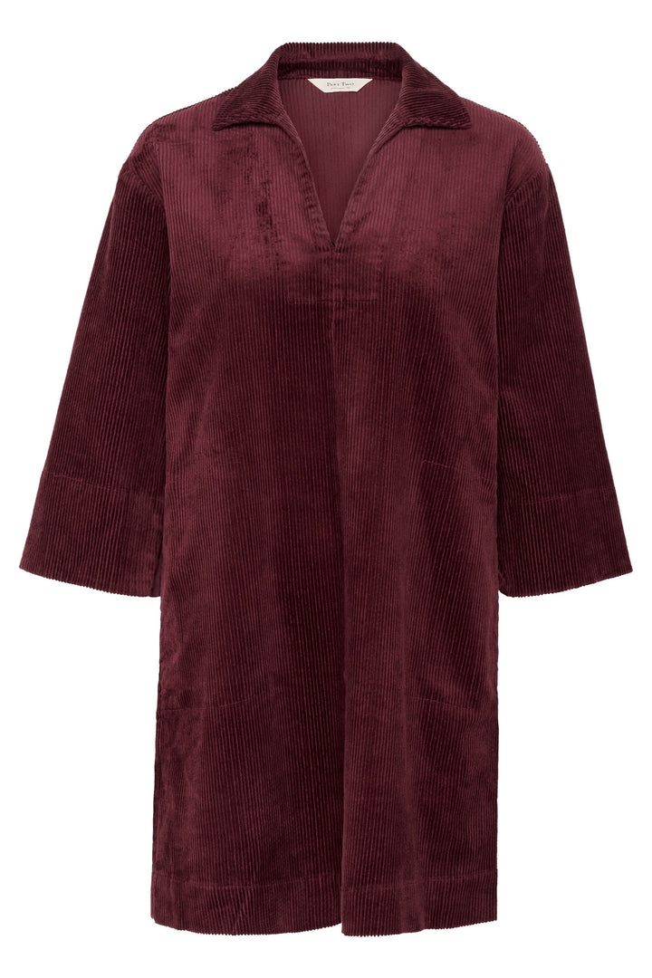 Robe Sharri en velours côtelé bordeaux à manches trois-quarts et encolure en V, style décontracté-chic.