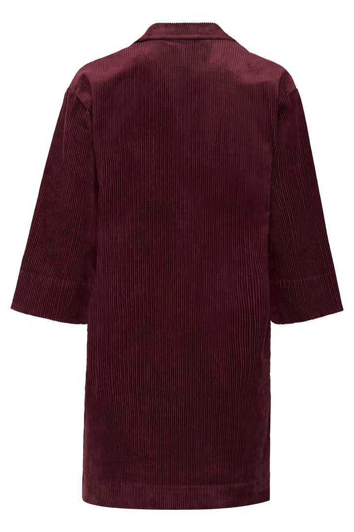 Robe Sharri en velours côtelé, coupe droite, manches trois-quarts et encolure en V, idéale pour un look décontracté-chic.
