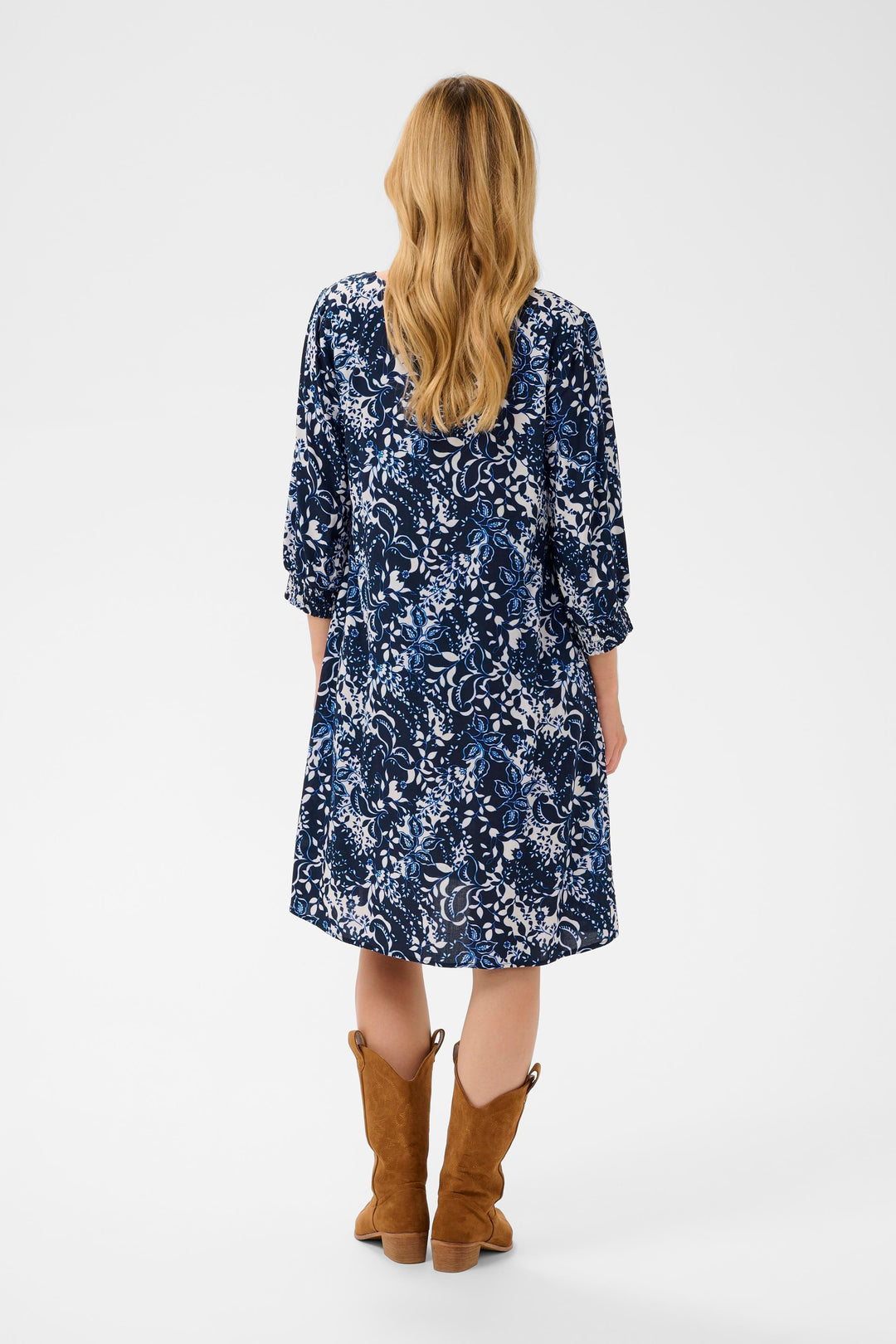 Robe Tiah à motif floral, vue arrière, coupe fluide, manches trois-quarts, décontractée et élégante.