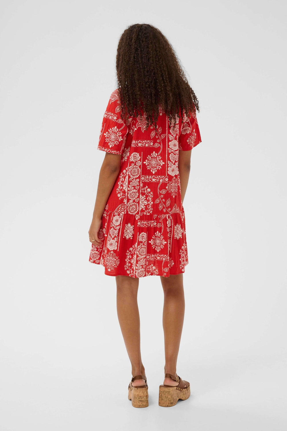 Robe Tiah courte imprimée à manches courtes avec motif décoratif, vue arrière montrant la coupe fluide et volantée parfaite pour l'été.