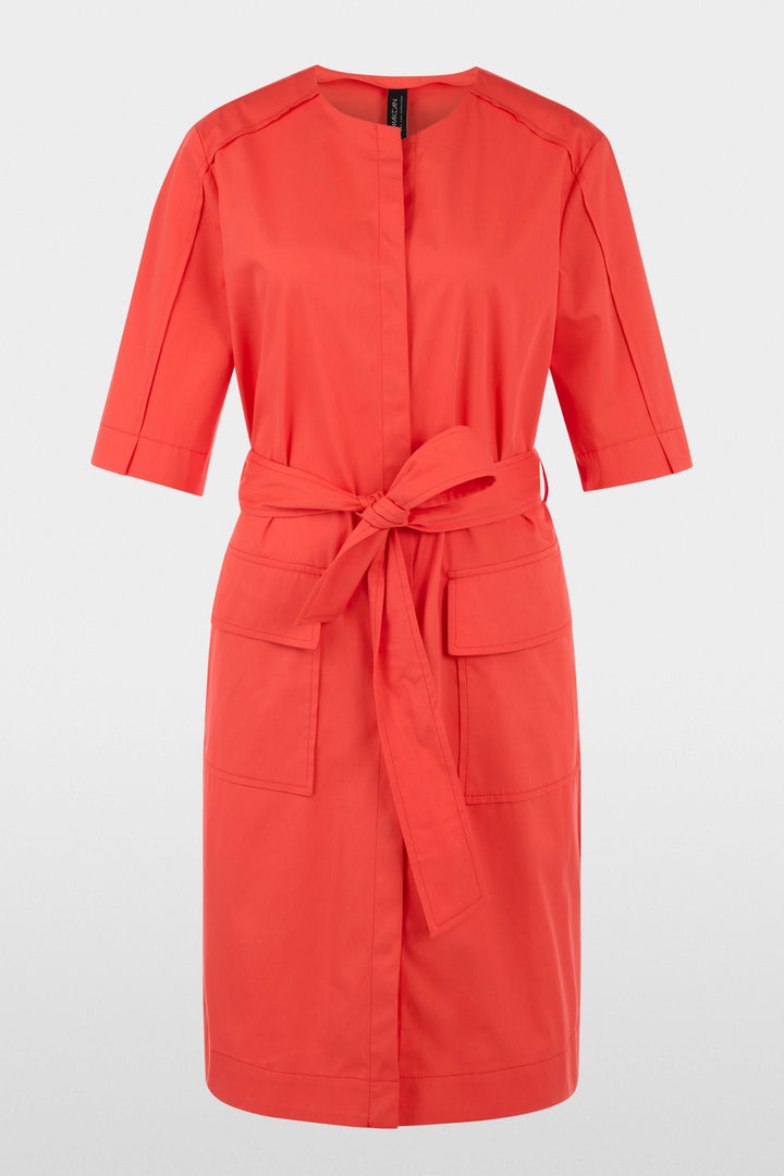 Robe ceinturée à manches courtes en rouge avec ceinture à nouer et manches courtes. Silhouette structurée et moderne pour toutes occasions.
