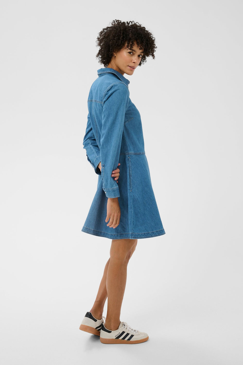 Robe chemise Augustine en denim bleu avec coupe évasée et col structuré, manches longues, modèle décontracté.