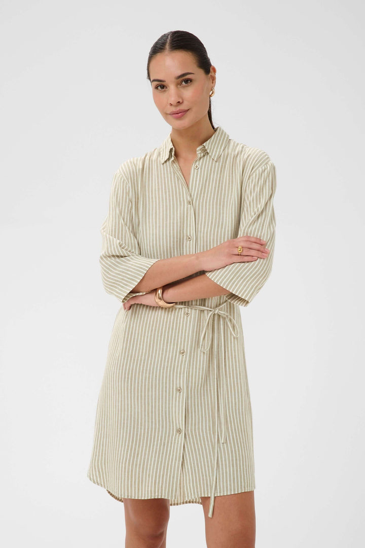 Robe chemise Milia à rayures avec ceinture sur modèle, aspect fluide et structuré, manches trois-quarts, col classique.
