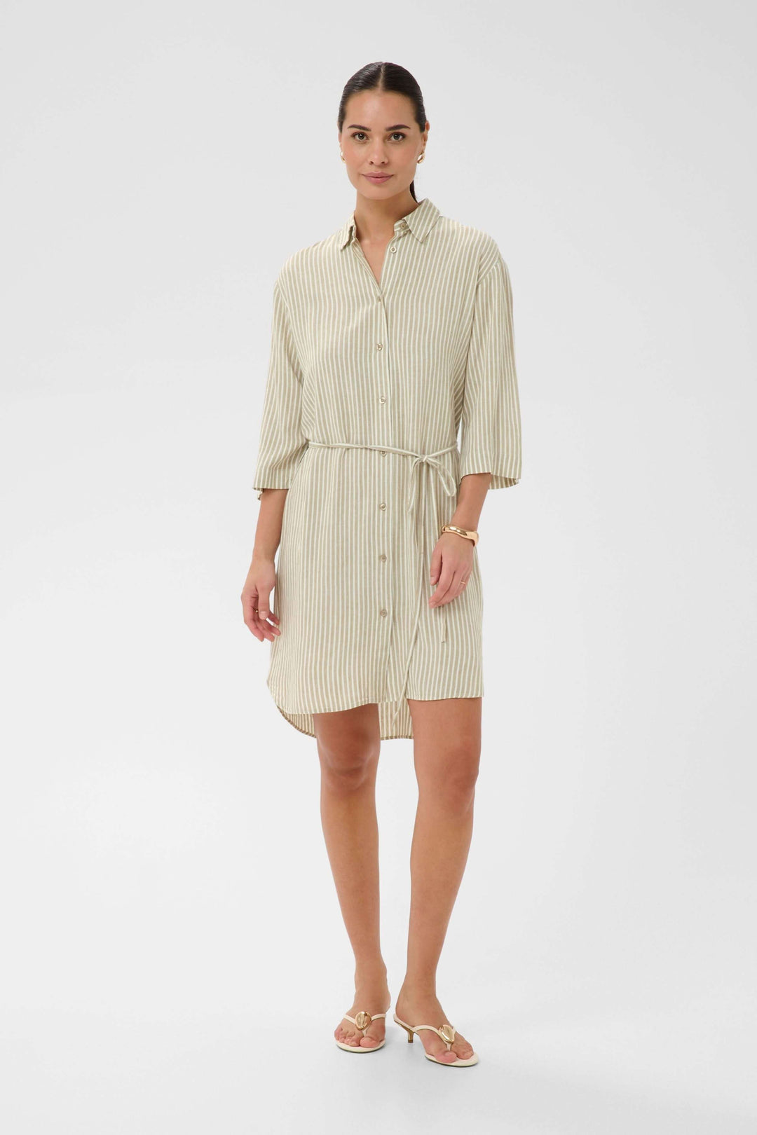 Robe chemise Milia à rayures avec ceinture, manches trois-quarts, col classique et silhouette fluide pour un look élégant.