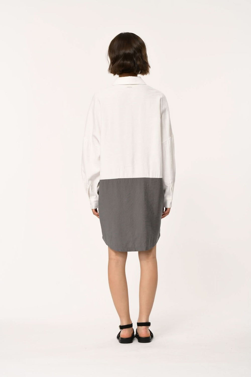 Vue arrière de la robe chemise bimatière à coupe droite, design moderne et élégant, contraste de couleurs, idéale pour diverses occasions.