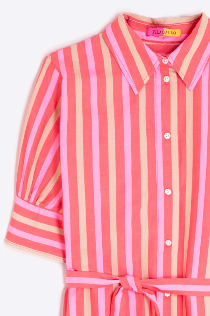 Robe chemise courte ceinturée à rayures roses et rouges, avec col chemise et fermeture boutonnée, ceinture à nouer visible.