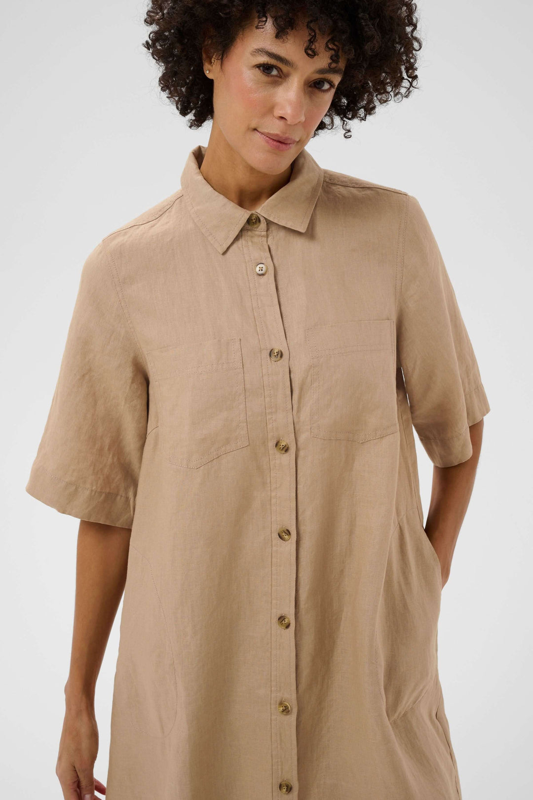 Robe chemise en lin Sardiae avec coupe droite, fermeture boutonnée, idéale pour un look décontracté et soigné.
