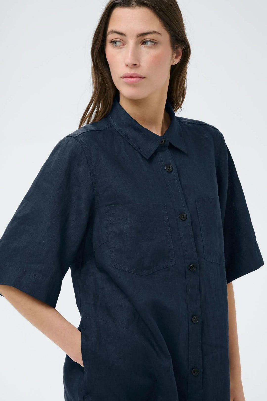 Robe chemise en lin Sardiae, silhouette droite, fluide et épurée pour un look décontracté et soigné. Décris moi le produit en français.