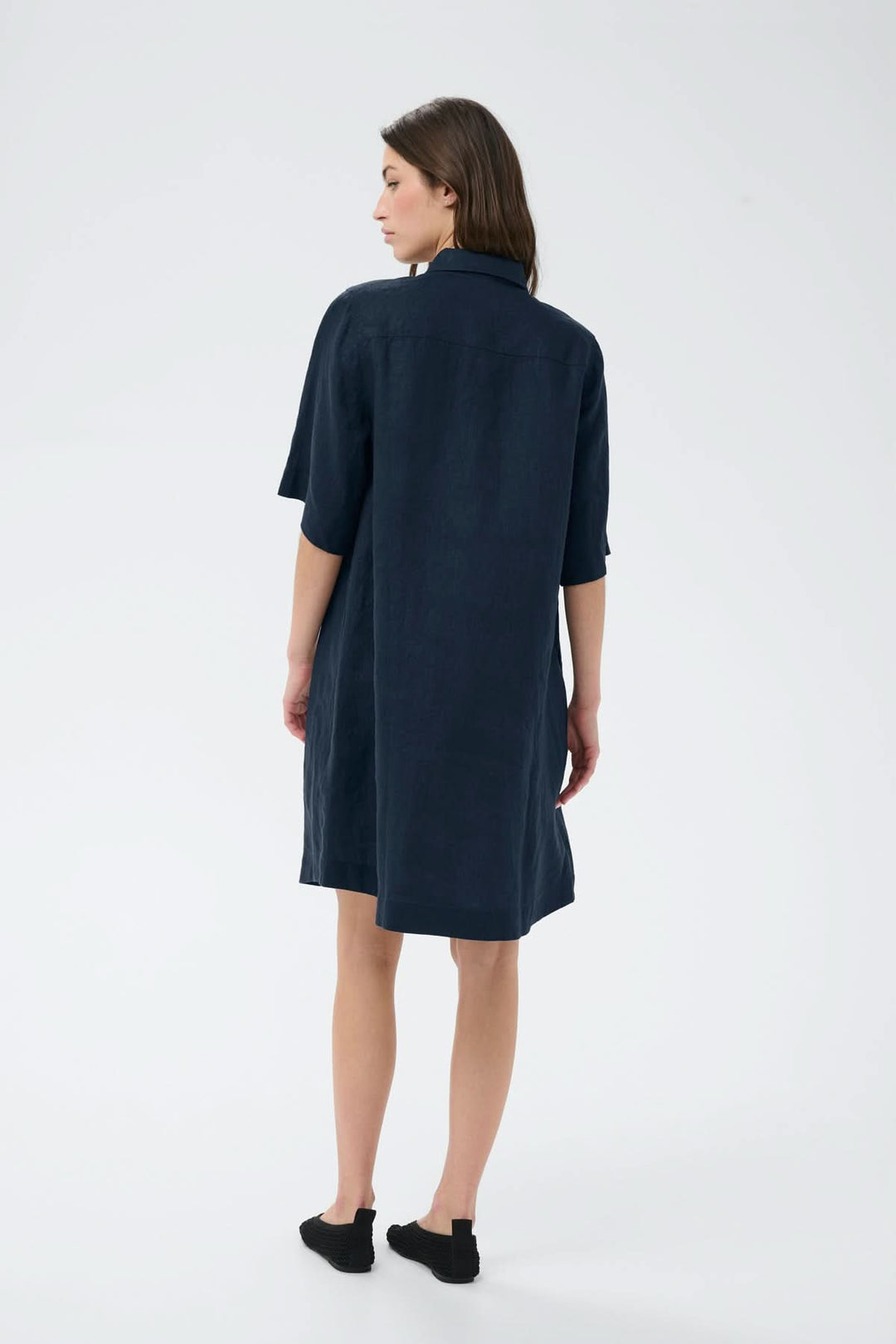 Dos de la robe chemise en lin Sardiae avec une coupe droite et épurée, idéale pour un look décontracté et soigné.