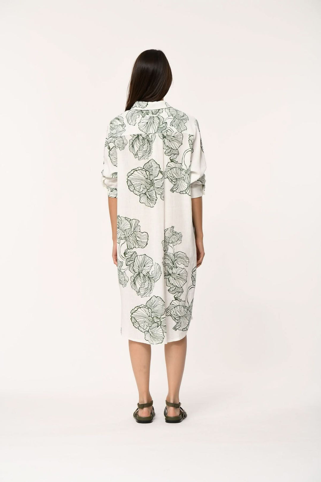 Robe chemise imprimée longueur midi JASAR vue de dos avec imprimé artistique et moderne, coupe droite et fluide.
