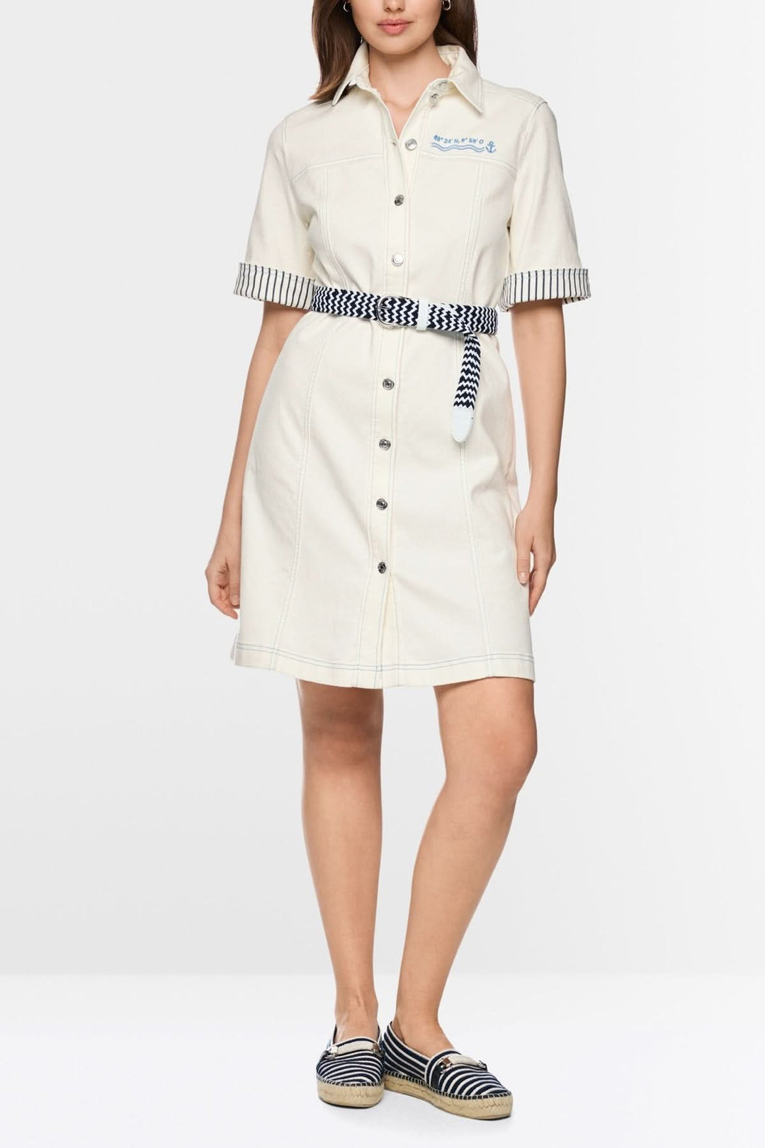 Robe chemise à manches courtes avec ceinture à nouer, allure décontractée chic, col chemise classique, longueur au-dessus du genou.