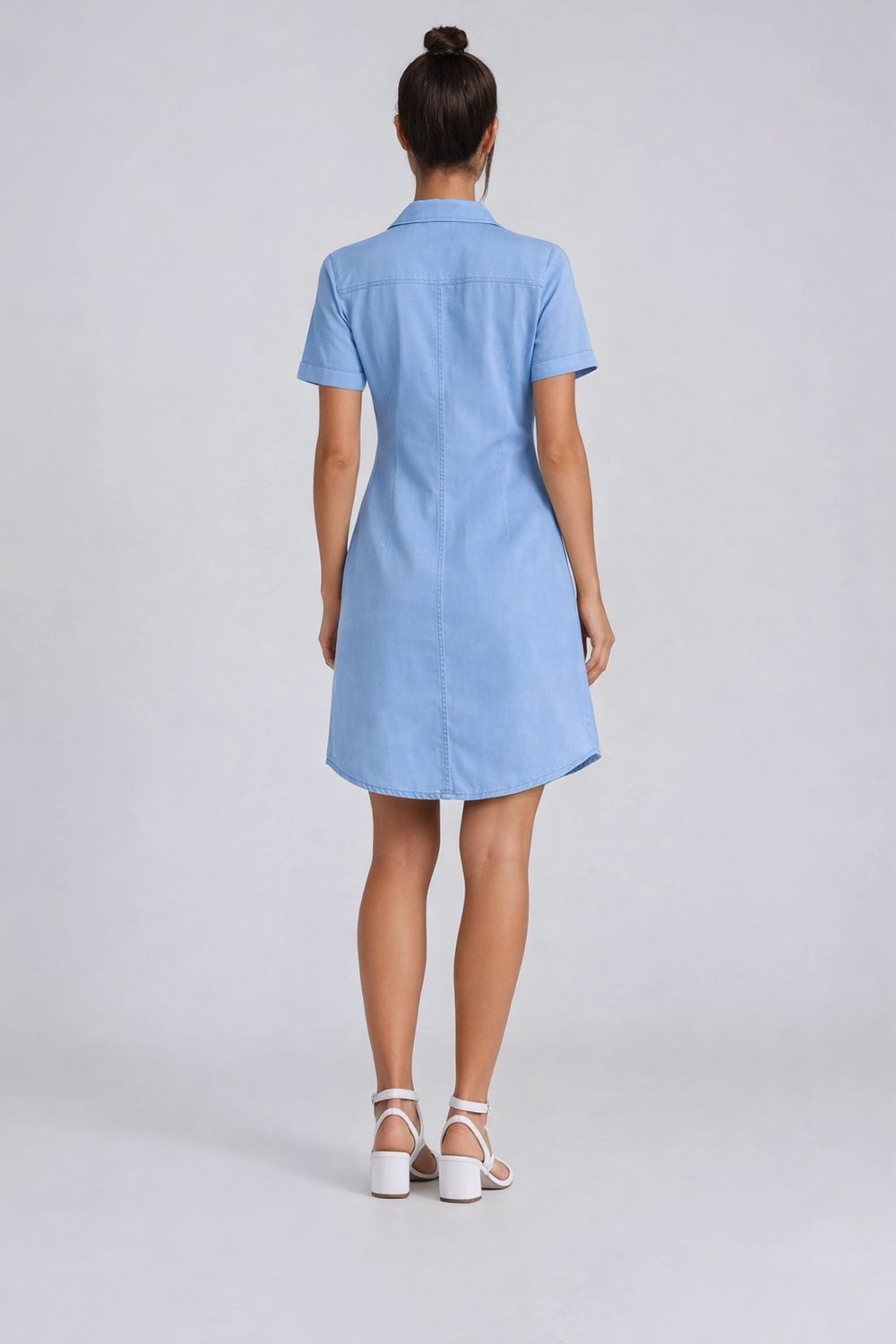 Robe chemise à manches courtes boutonnée vue de dos, coupe droite et stylée pour un look décontracté et confortable.