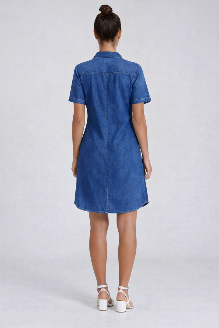 Robe chemise à manches courtes boutonnée en jean, vue de dos, coupe droite et structurée, idéale pour un look décontracté.