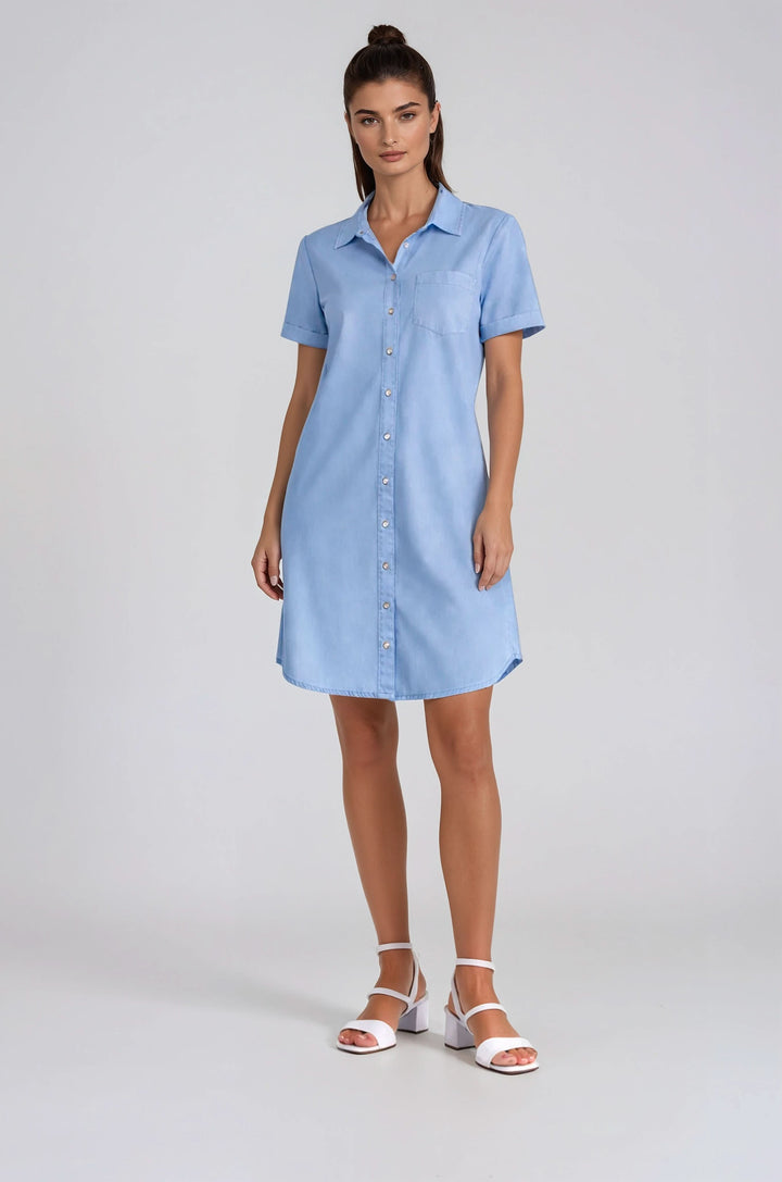 Femme portant une Robe chemise à manches courtes boutonnée bleue, coupe droite, style structuré et décontracté.