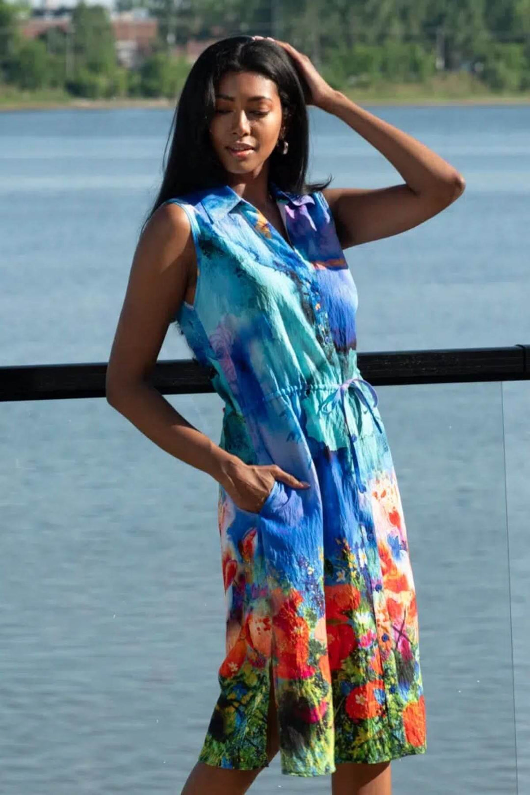 Robe-chemise sans manches à imprimé artistique en couleurs vives, portée au bord de l'eau.