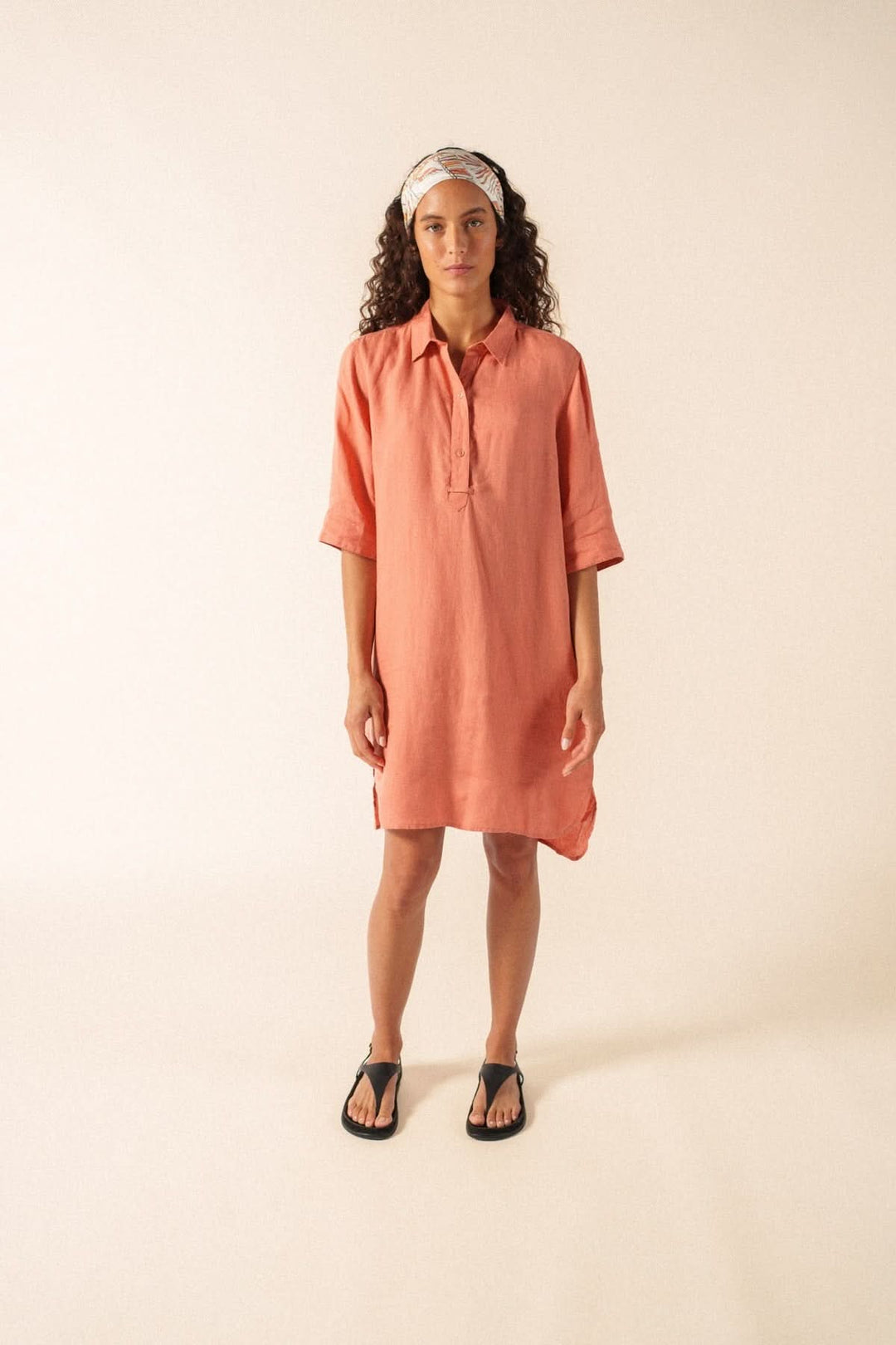 Femme portant une Robe chemisier LEONIE LIN légère et décontractée, idéale pour un look casual en journée ensoleillée.