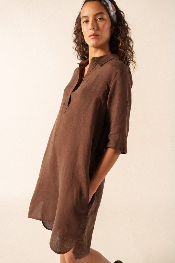 Robe chemisier LEONIE LIN en tissu léger, idéale pour un look décontracté avec col classique et manches courtes.