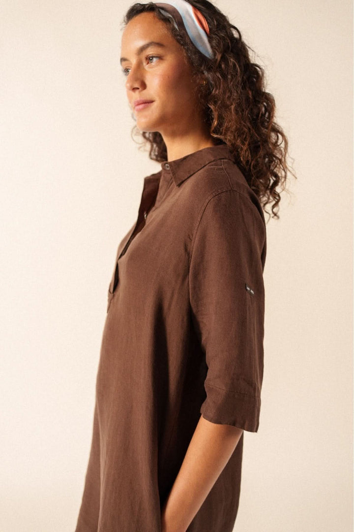 Robe chemisier LEONIE LIN en tissu léger, manches courtes avec revers, idéale pour un style décontracté en journée.