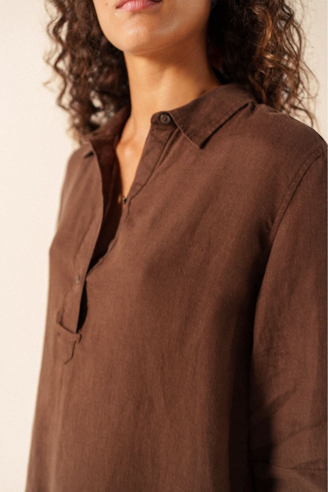Robe chemisier LEONIE LIN en lin léger avec col classique et manches courtes, idéale pour un style décontracté et élégant.