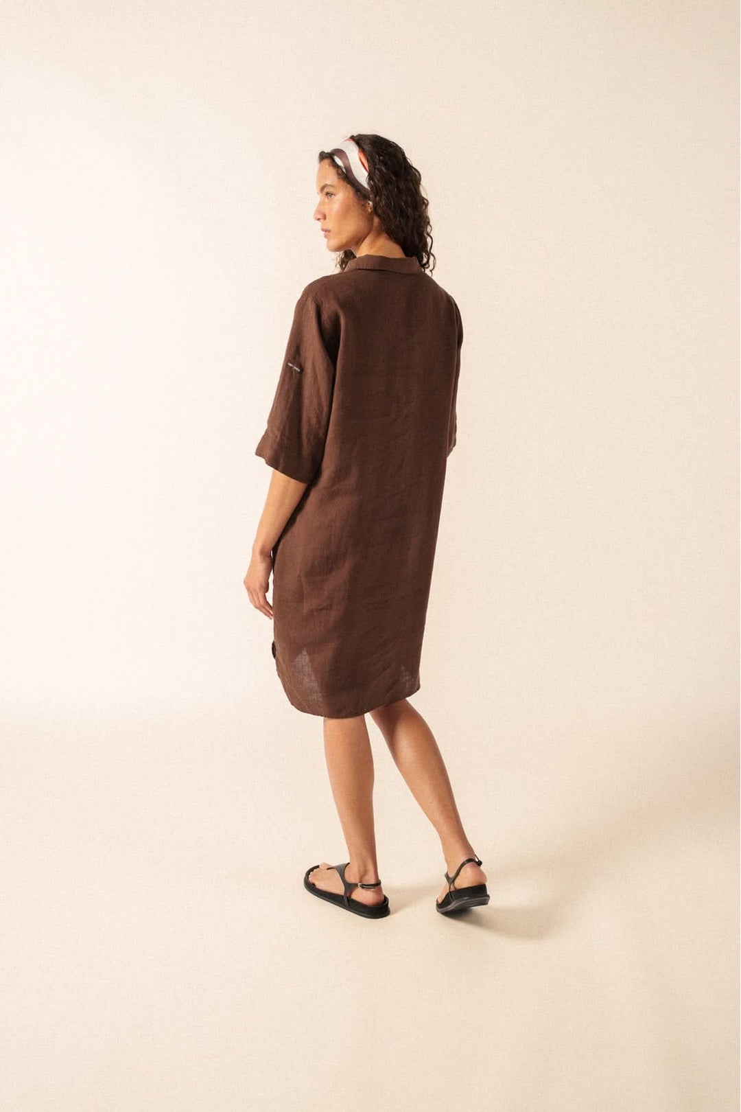 Vue de dos de la robe chemisier LEONIE LIN en lin marron, idéale pour un style décontracté et élégant.