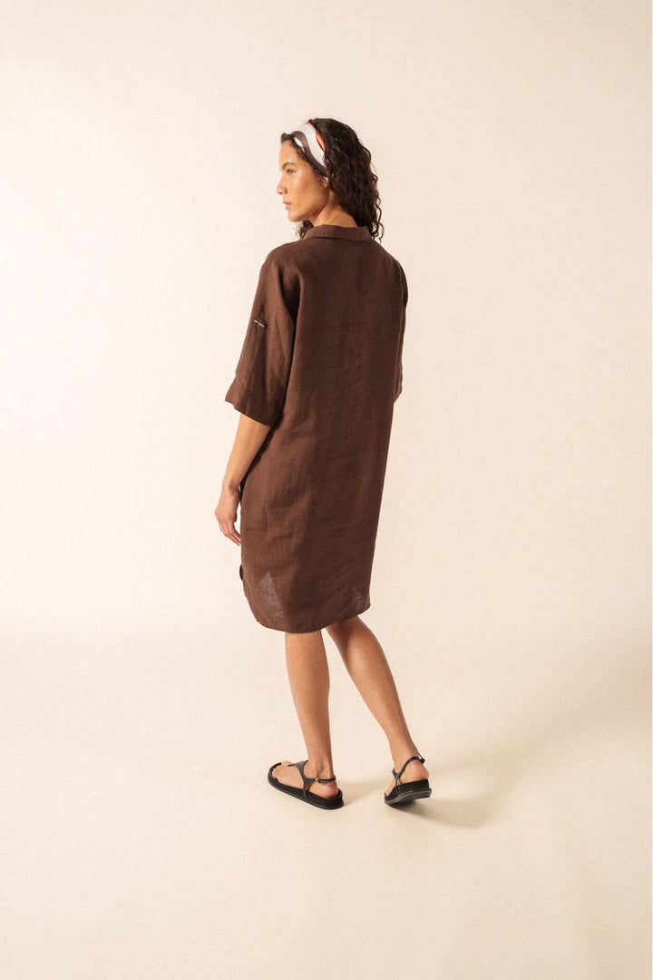 Vue de dos de la robe chemisier LEONIE LIN en lin marron, idéale pour un style décontracté et élégant.