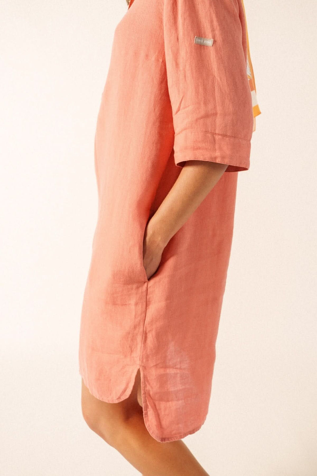 Robe chemisier LEONIE LIN en tissu léger à manches courtes, idéale pour un look décontracté et soigné. Parfait pour les journées ensoleillées.