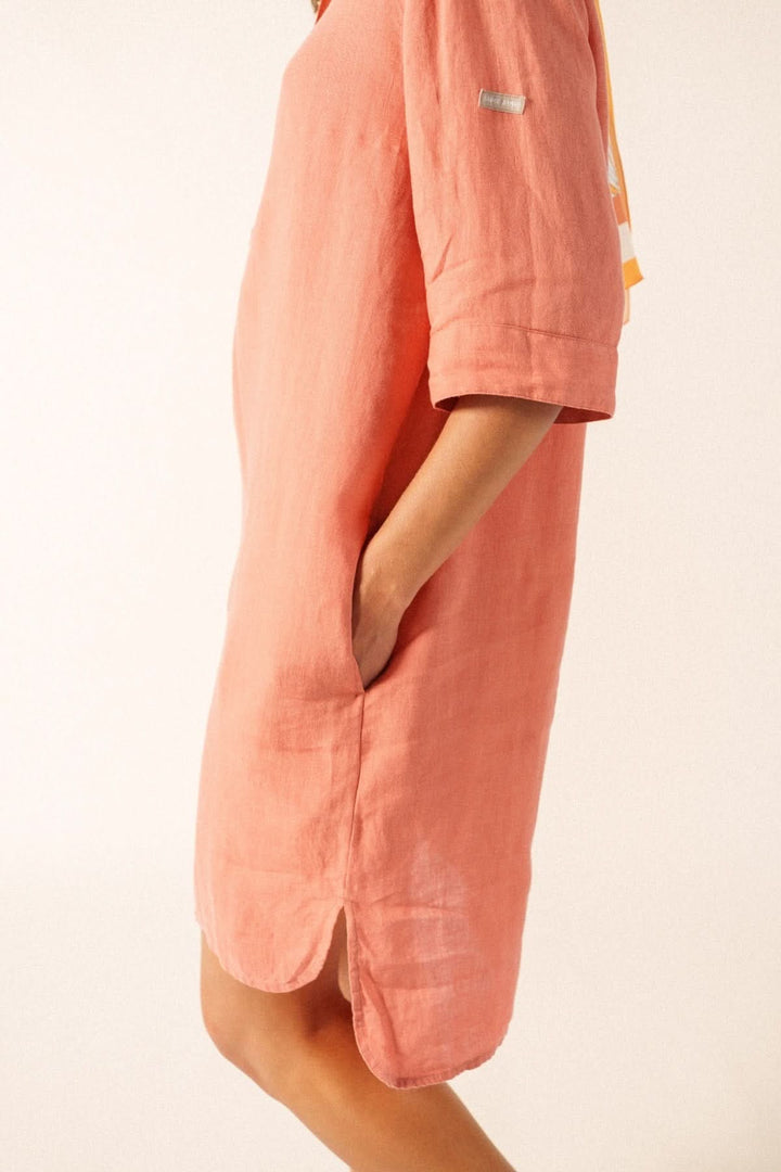 Robe chemisier LEONIE LIN en tissu léger à manches courtes, idéale pour un look décontracté et soigné. Parfait pour les journées ensoleillées.