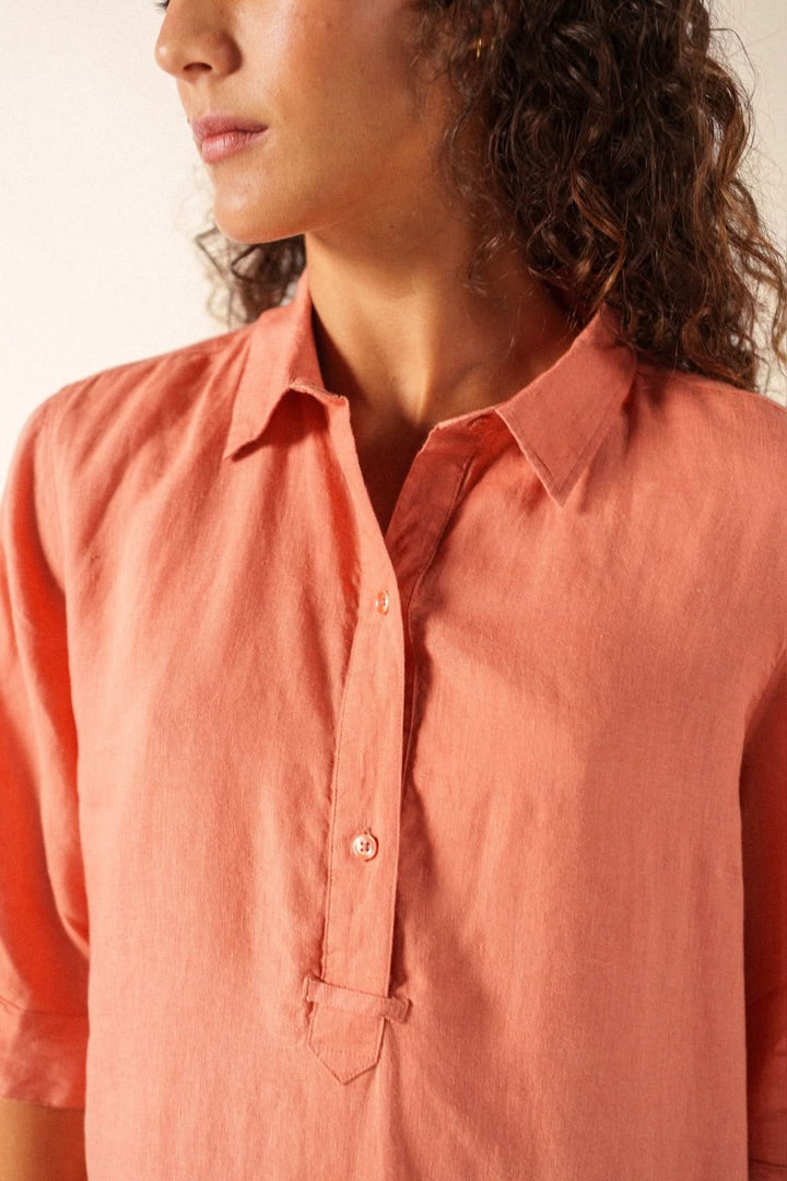 Robe chemisier LEONIE LIN en tissu léger, col classique, manches courtes, idéale pour un look décontracté et soigné.