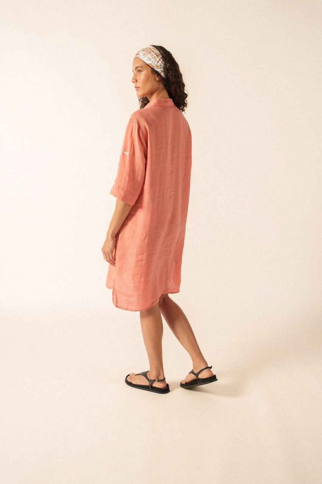 Robe chemisier LEONIE LIN légère et décontractée pour look estival avec col classique et manches courtes sur modèle.