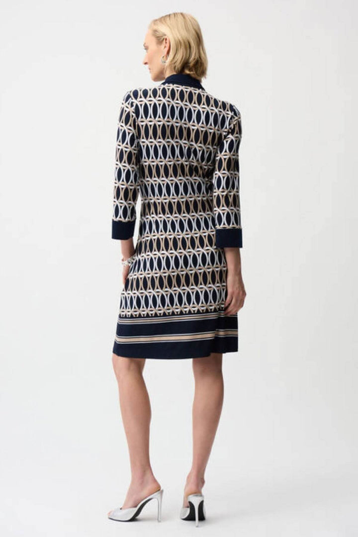 Robe chemisier imprimée graphique avec coupe droite, confortable et élégante, vue de dos, idéale pour quotidien et occasions spéciales.