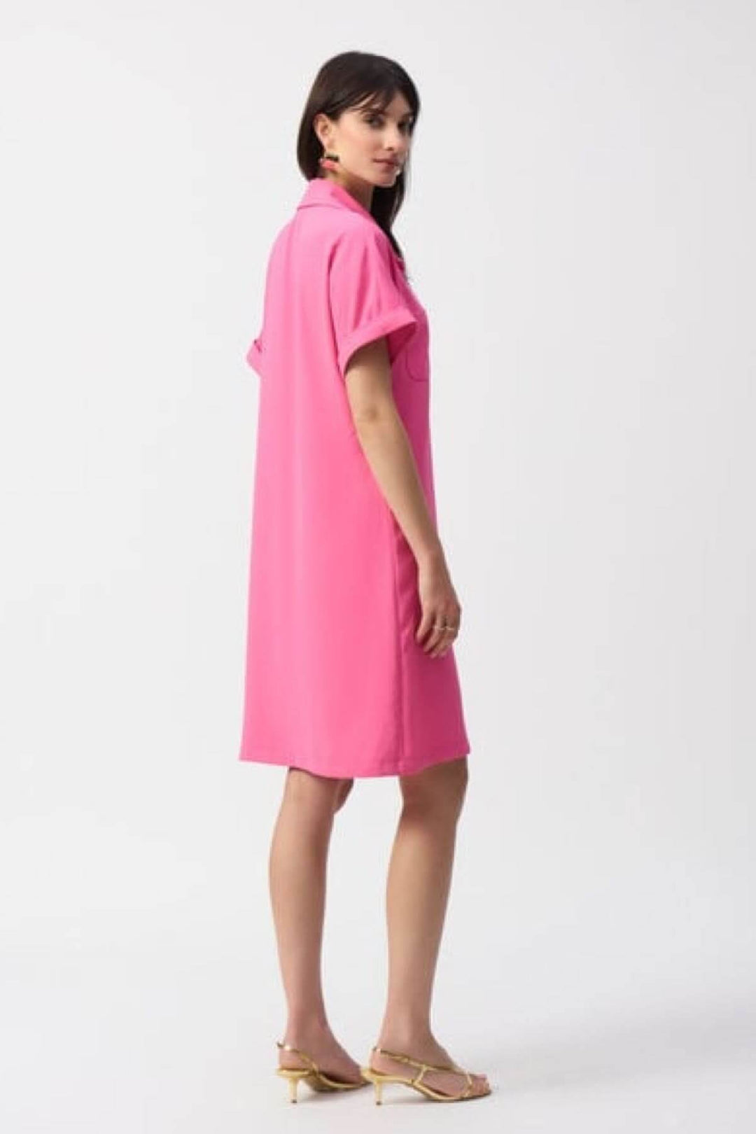 Robe col polo rose à manches courtes, poches avant, pour une allure chic et décontractée.
