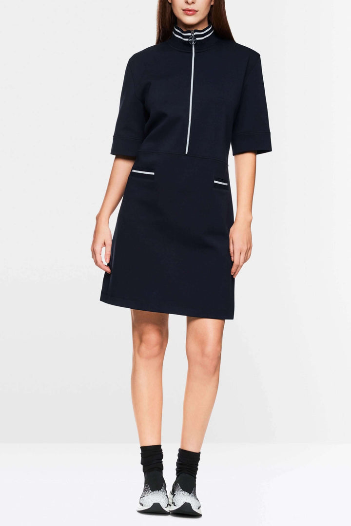 Robe courte sportive chic avec col montant rayé et fermeture zippée, style moderne et dynamique.