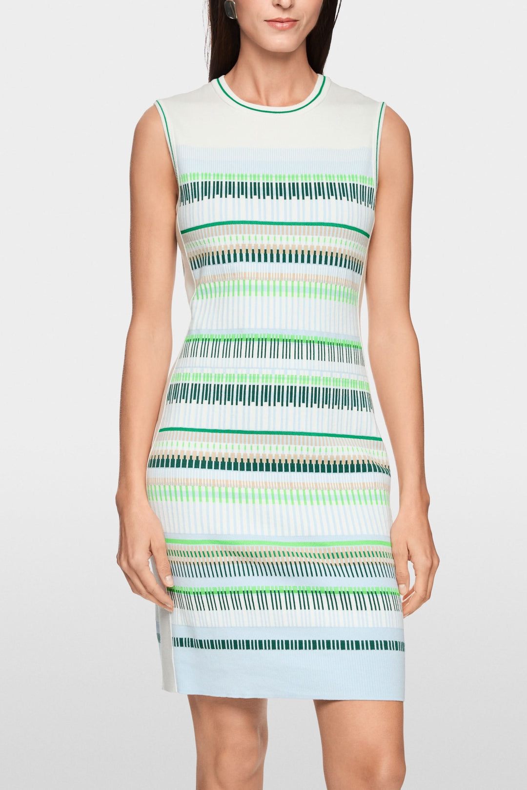 Robe courte tricotée avec motif à rayures graphiques dans des tons contemporains, coupe ajustée et longueur au-dessus du genou.