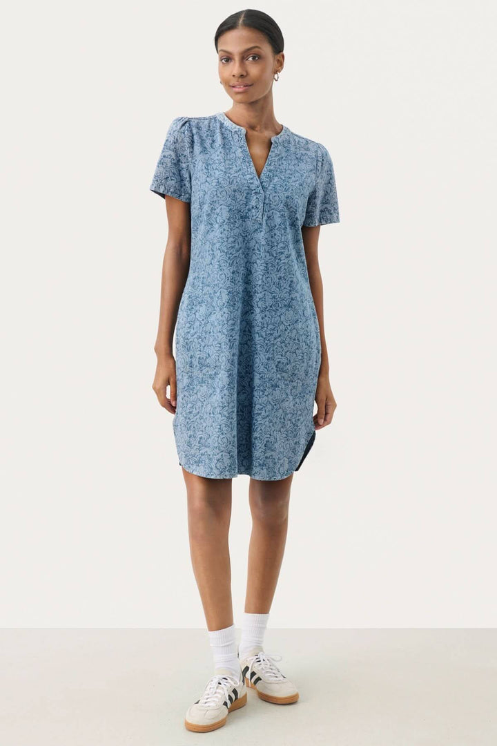 Robe de coton Aminase, manches courtes, longueur genou, imprimé floral bleu, style élégant et confort.