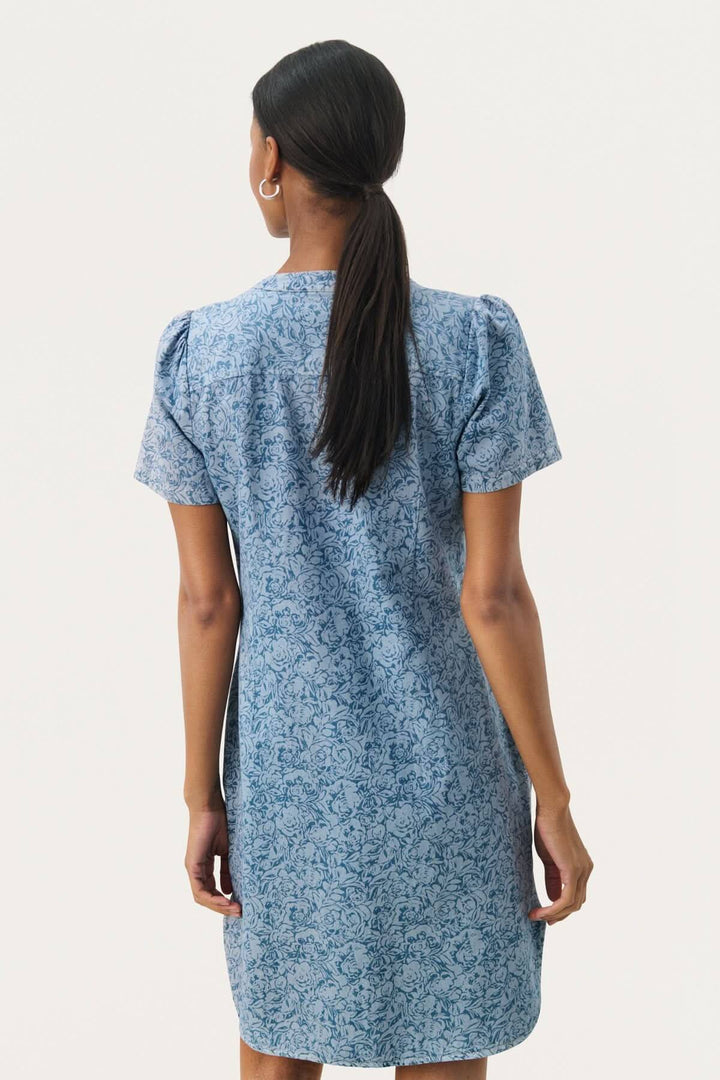 Robe de coton Aminase avec manches courtes et imprimé floral, vue arrière, longueur genou.