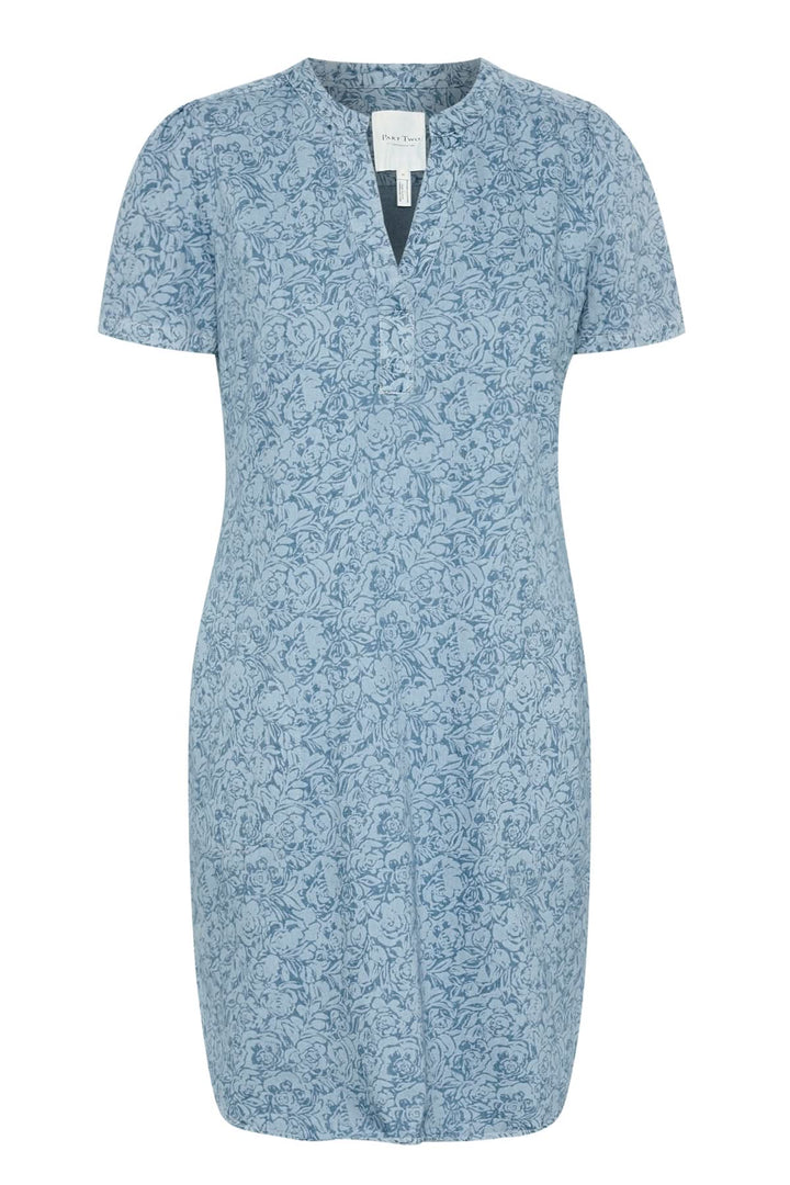 Robe en coton bleu avec manches courtes et imprimé floral, longueur genou, décolleté avec boutons.
